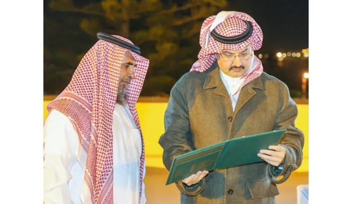 أمير عسير يقدم هدية ثمينه لمنقذ الشباب من سيول بيشة