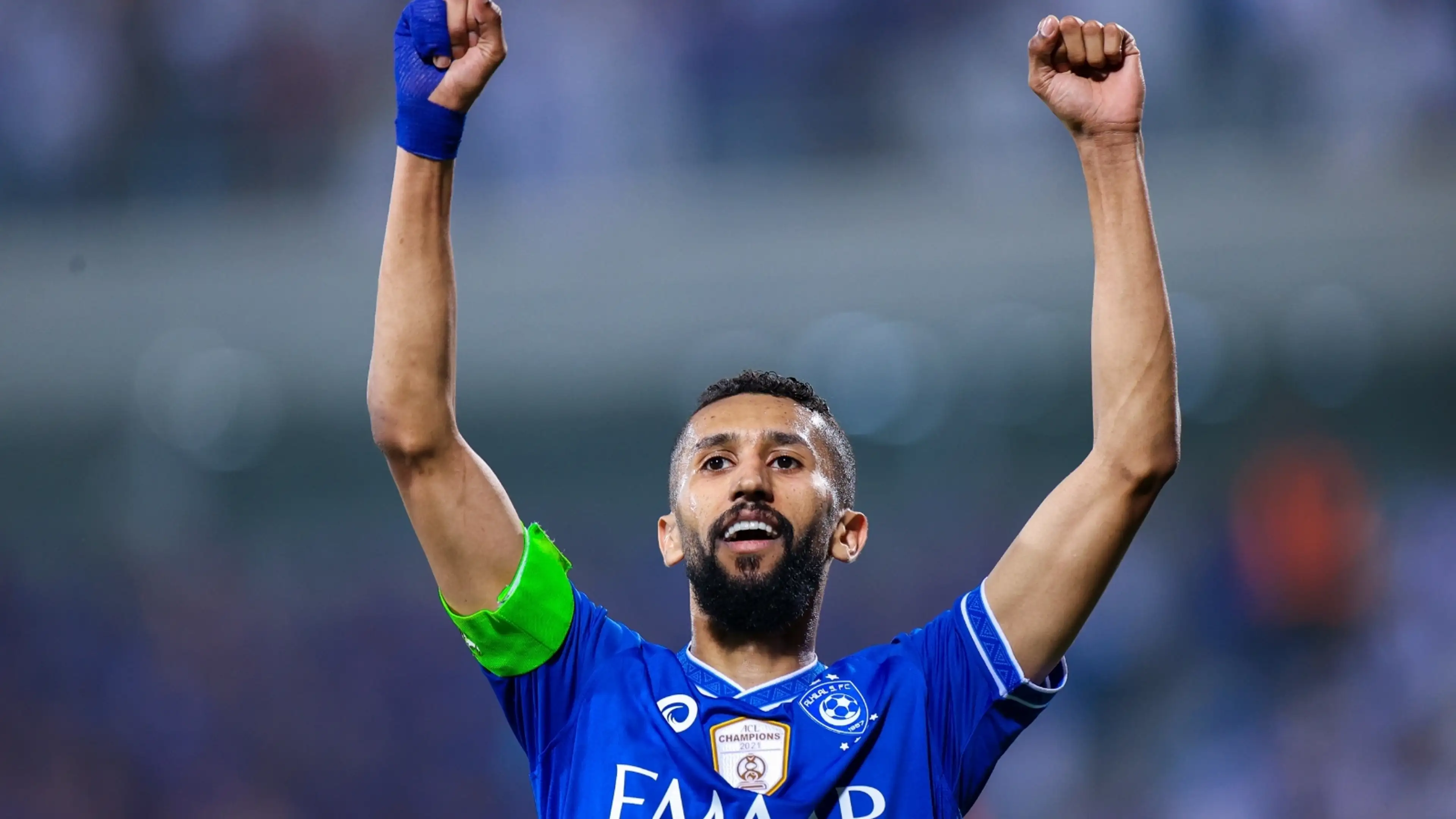 شاهد.. لحظة طرد لاعب الهلال 