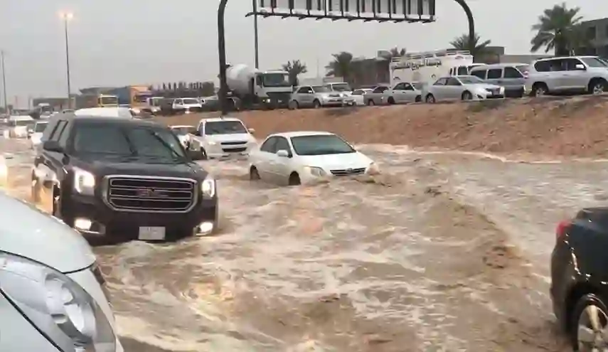 السيول تجري في شمال الرياض وتقطع الشوارع 