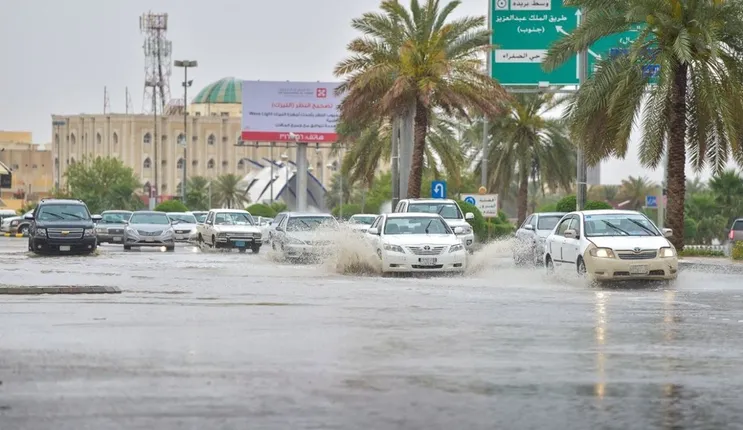 الأرصاد يحذر سكان 3 مناطق في المملكة من سيول وعواصف رعدية وانخفاض الرؤية