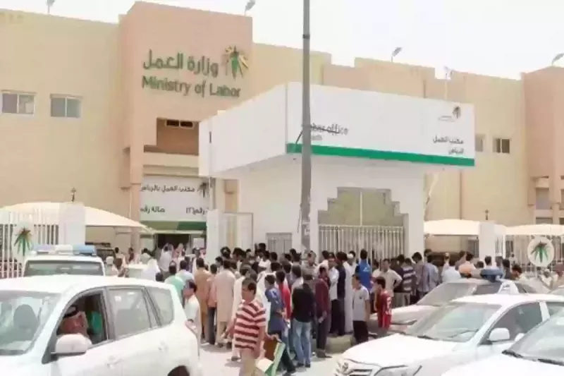 رسمياً: الموارد البشرية السعودية تكشف تفاصيل أنظمة الاقامة الجديدة للوافدين في المملكة بعد الغاء نظام الكفيل في هذا الموعد 