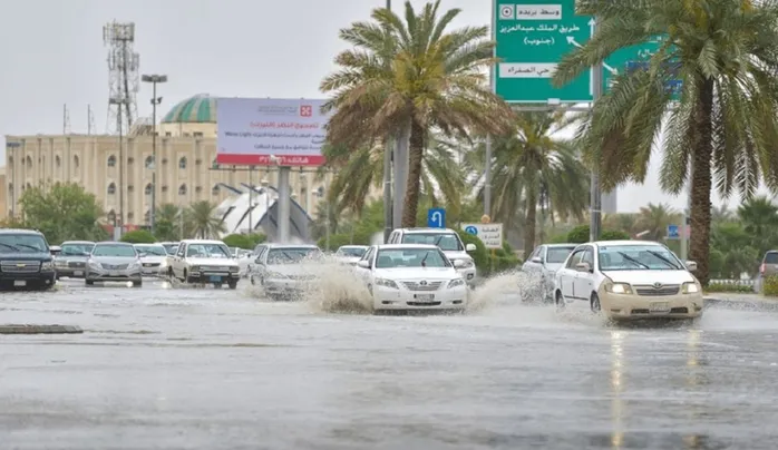  ليلة صعبة على الرياض عواصف وسيول وأمطار غزيرة